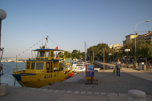Nabídky výletů lodí na molu v Crikvenici