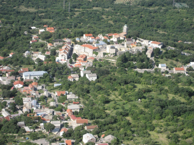 Bribir, v pozadí zbytek hradu s věží